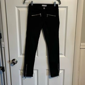 Loft Woman’s Size 0 black skinny pants. Embellished with silver zipper pockets